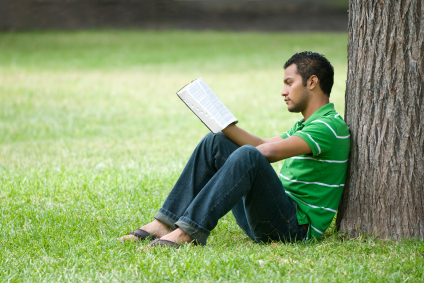 Joven-meditando-con-la-Escritura