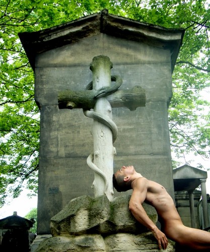 Luizo_Vega_Cementerio_Pere_Lachaise_París_001-417x500